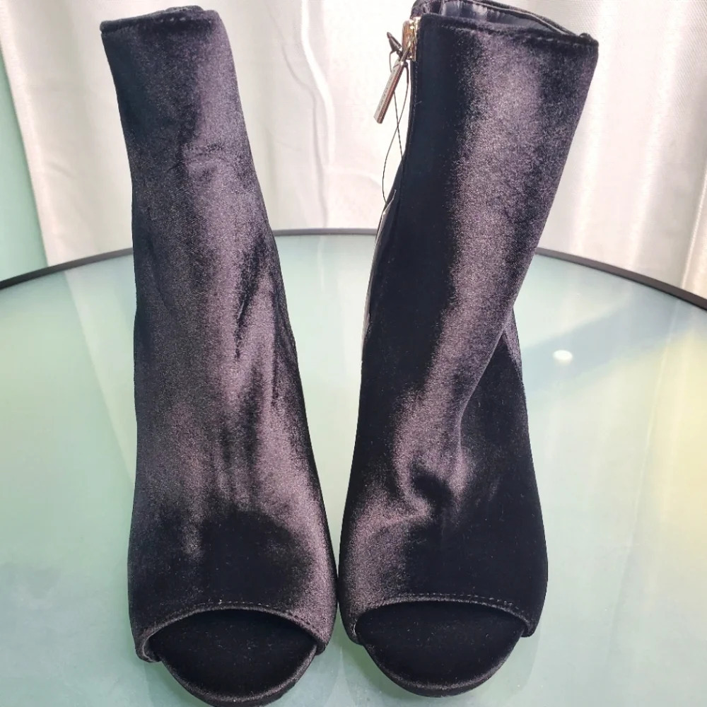 Express Black Faux Suede Peep-Toe Chunky Mid Heel Booties Sz 6 - Picture 3 of 7